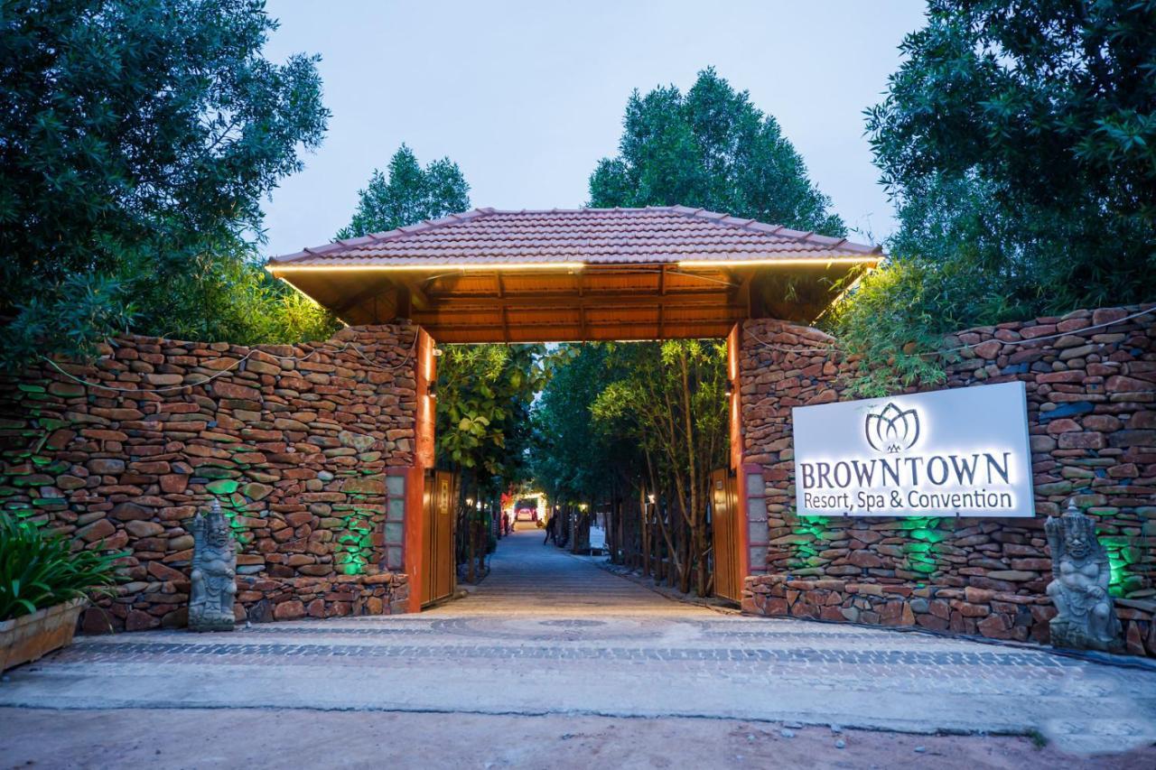 היידראבד Brown Town Resort & Spa מראה חיצוני תמונה